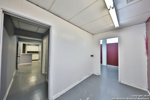 Listing photo id 15 for 2404 Commercial