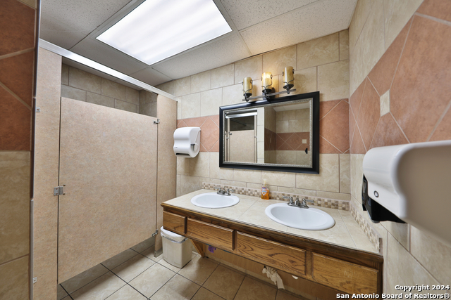 Listing photo id 16 for 2404 Commercial