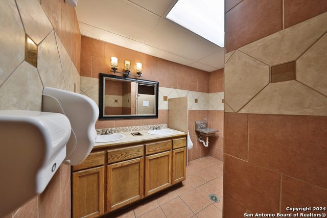 Listing photo id 17 for 2404 Commercial