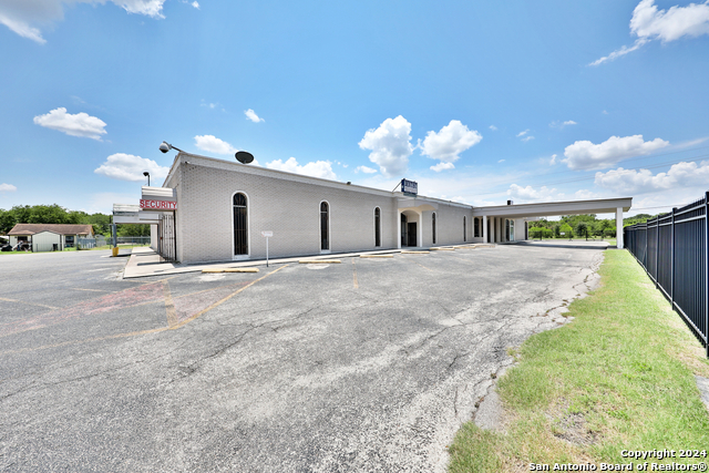 Listing photo id 0 for 2404 Commercial