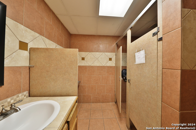 Listing photo id 18 for 2404 Commercial