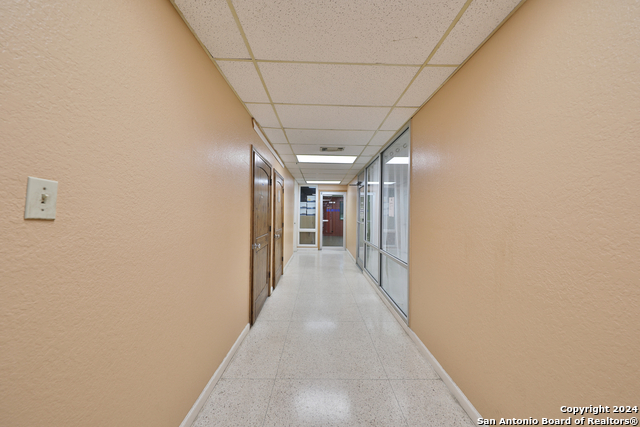 Listing photo id 19 for 2404 Commercial