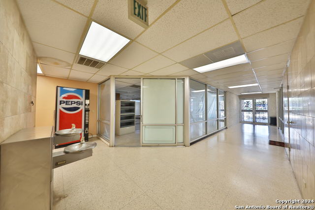 Listing photo id 20 for 2404 Commercial
