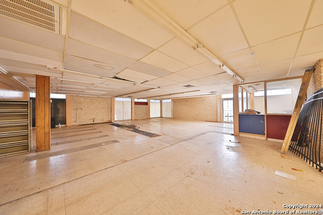 Listing photo id 21 for 2404 Commercial