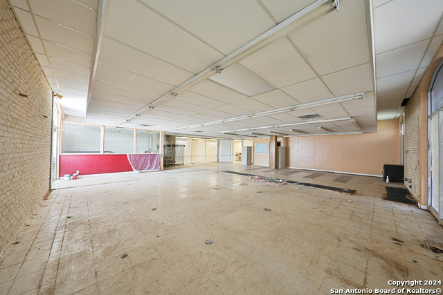 Listing photo id 22 for 2404 Commercial