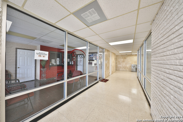 Listing photo id 23 for 2404 Commercial