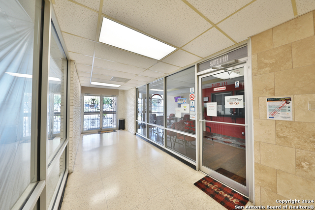 Listing photo id 24 for 2404 Commercial