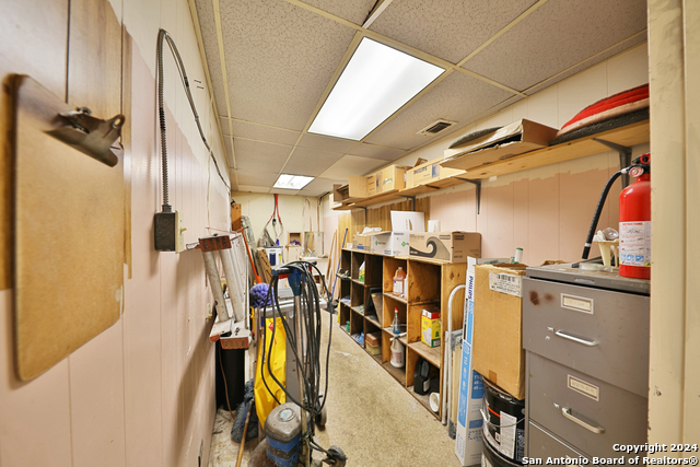 Listing photo id 25 for 2404 Commercial