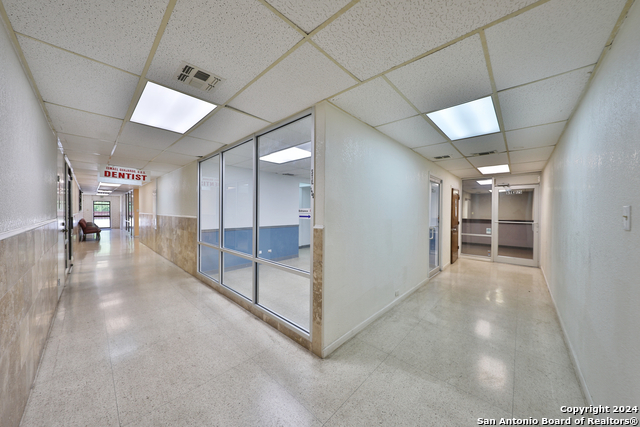 Listing photo id 27 for 2404 Commercial