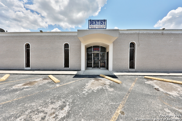 Listing photo id 1 for 2404 Commercial