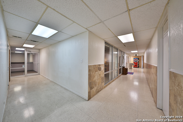 Listing photo id 28 for 2404 Commercial