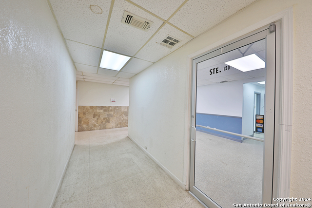 Listing photo id 29 for 2404 Commercial