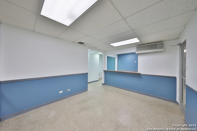 Listing photo id 30 for 2404 Commercial