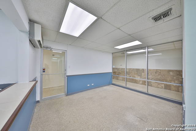 Listing photo id 31 for 2404 Commercial