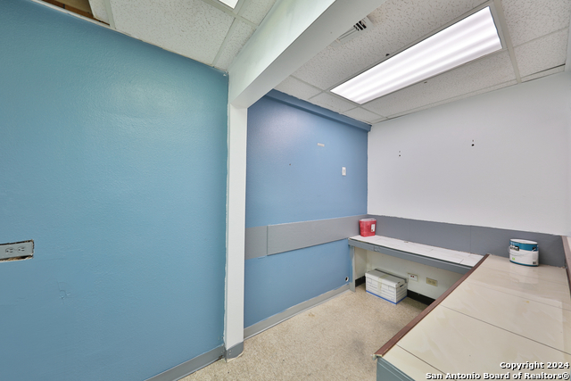 Listing photo id 32 for 2404 Commercial
