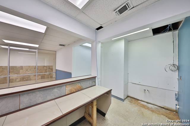 Listing photo id 33 for 2404 Commercial