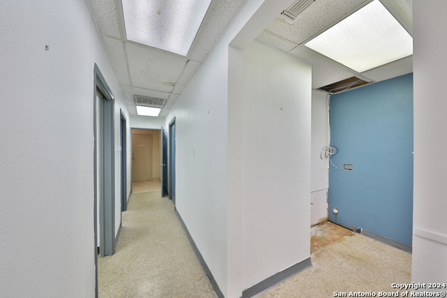 Listing photo id 34 for 2404 Commercial