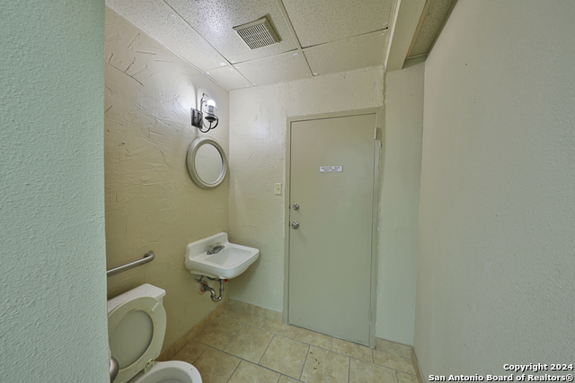 Listing photo id 37 for 2404 Commercial