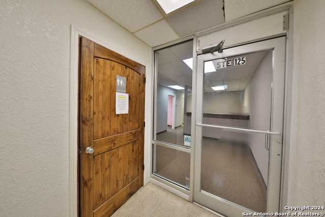 Listing photo id 38 for 2404 Commercial