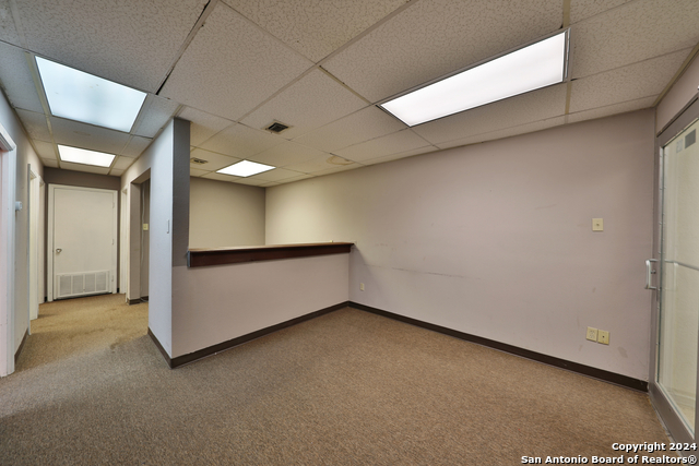 Listing photo id 40 for 2404 Commercial