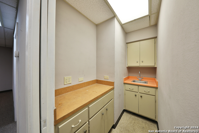 Listing photo id 42 for 2404 Commercial