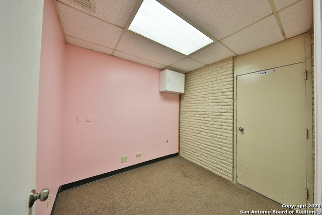 Listing photo id 43 for 2404 Commercial