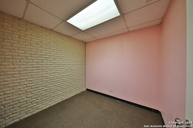 Listing photo id 44 for 2404 Commercial
