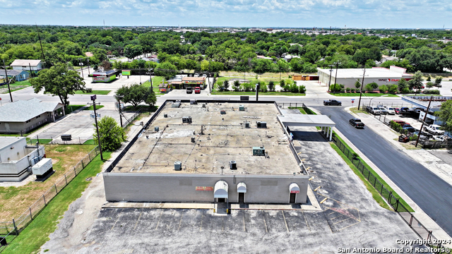 Listing photo id 46 for 2404 Commercial