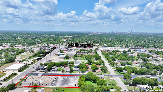 Listing photo id 3 for 2404 Commercial