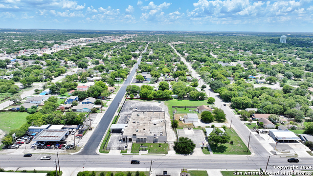 Listing photo id 4 for 2404 Commercial