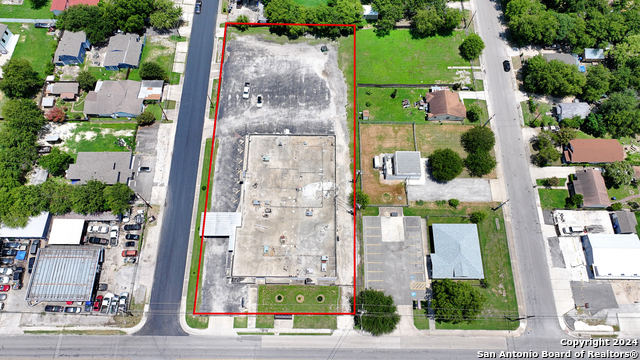 Listing photo id 5 for 2404 Commercial