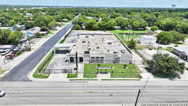 Listing photo id 7 for 2404 Commercial