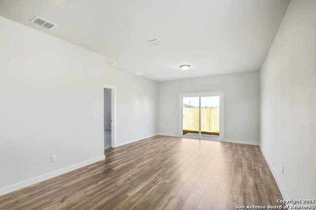 Listing photo id 9 for 736 Langston Lane