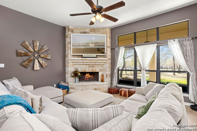 Listing photo id 5 for 309 Hickory Trail