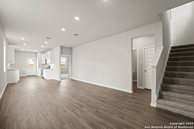 Listing photo id 6 for 10303 Eve Gardens