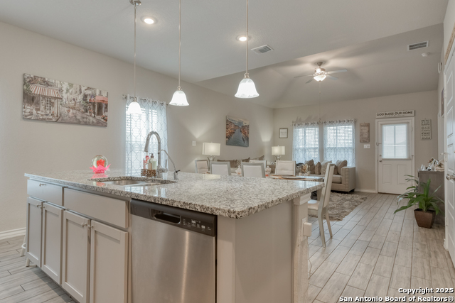 Listing photo id 3 for 7256 Yucca Place