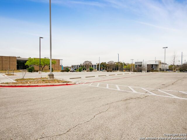 Listing photo id 9 for 4545 Centerview