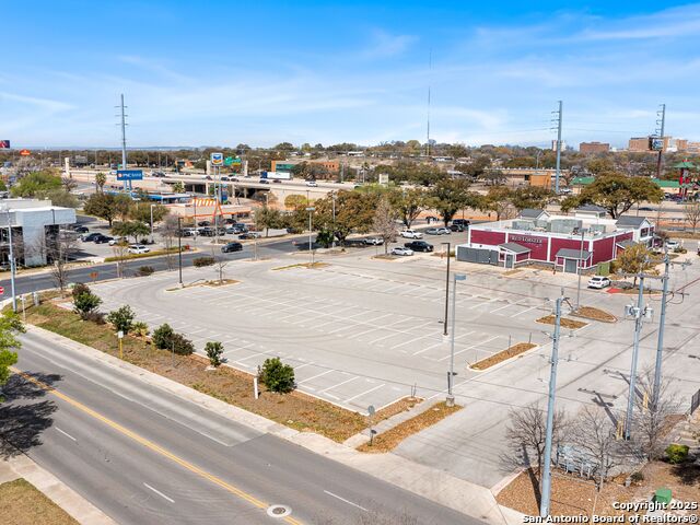 Listing photo id 2 for 4545 Centerview