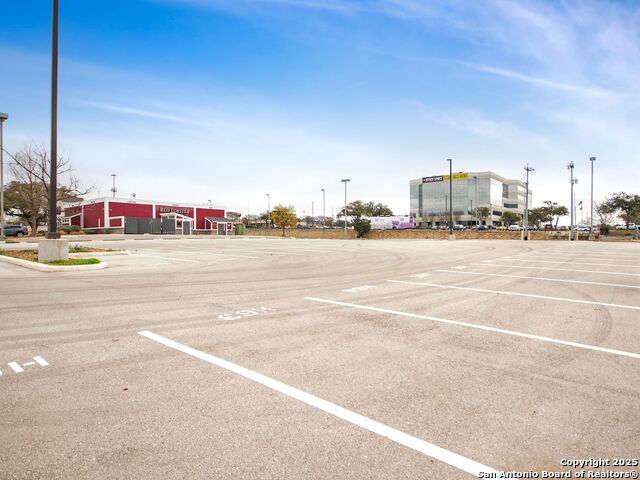 Listing photo id 3 for 4545 Centerview