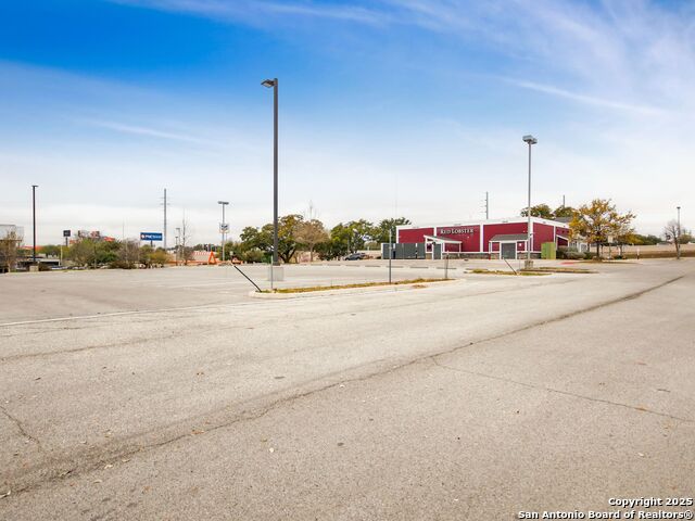 Listing photo id 4 for 4545 Centerview