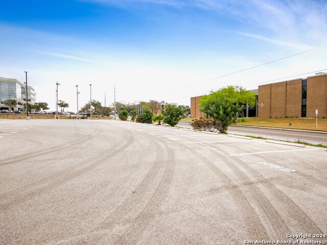 Listing photo id 5 for 4545 Centerview