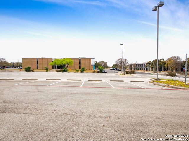 Listing photo id 6 for 4545 Centerview