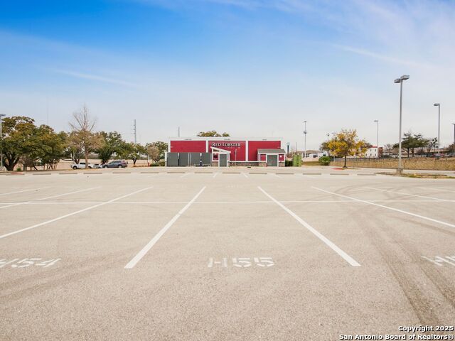 Listing photo id 7 for 4545 Centerview