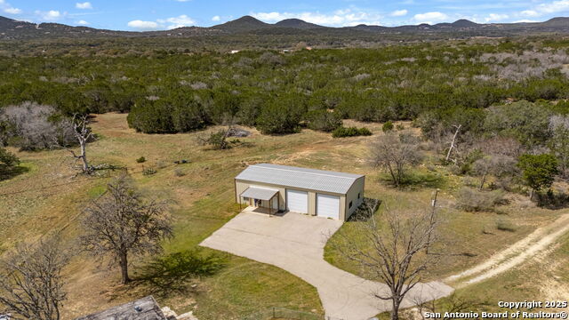 Listing photo id 14 for 3584 Privilege Creek