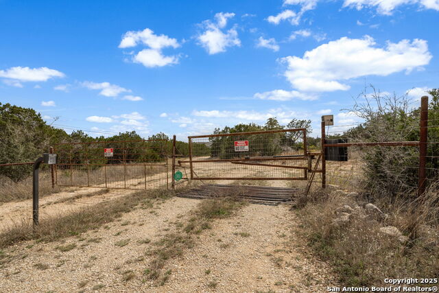 Listing photo id 64 for 3584 Privilege Creek