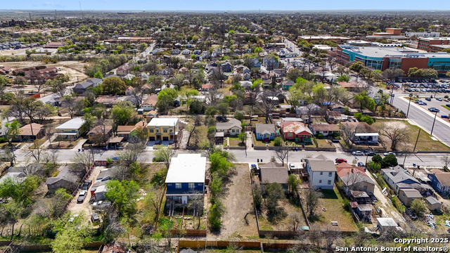 Listing photo id 9 for 1819 Montana St