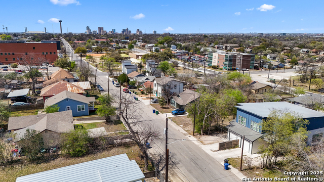 Listing photo id 11 for 1819 Montana St