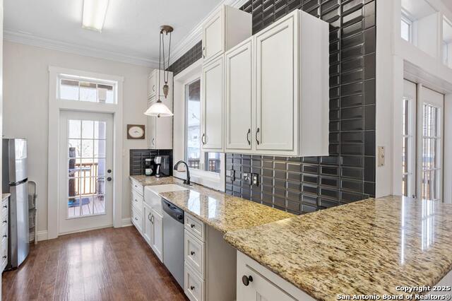 Image 11 of 50 For 210 Park St. W