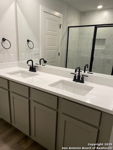 Listing photo id 5 for 727 Langston Lane