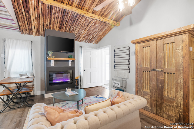 Image 19 of 62 For 608 Morse St. W